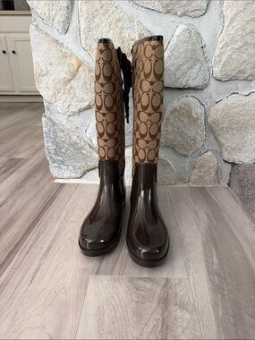Coach Tristee Brown & Khaki Rainboot Signature Print Canvas-Shiny Rubber Size 10